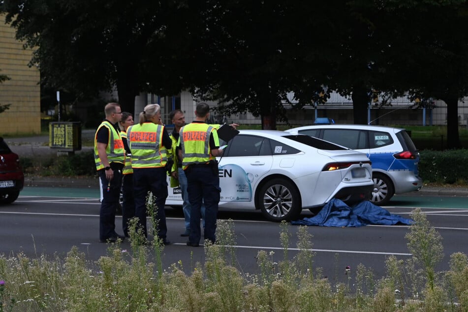 Polizisten kümmerten sich vor Ort um die Unfallaufnahme und sperrten die Karl-Marx-Allee in Richtung Strausberger Platz.