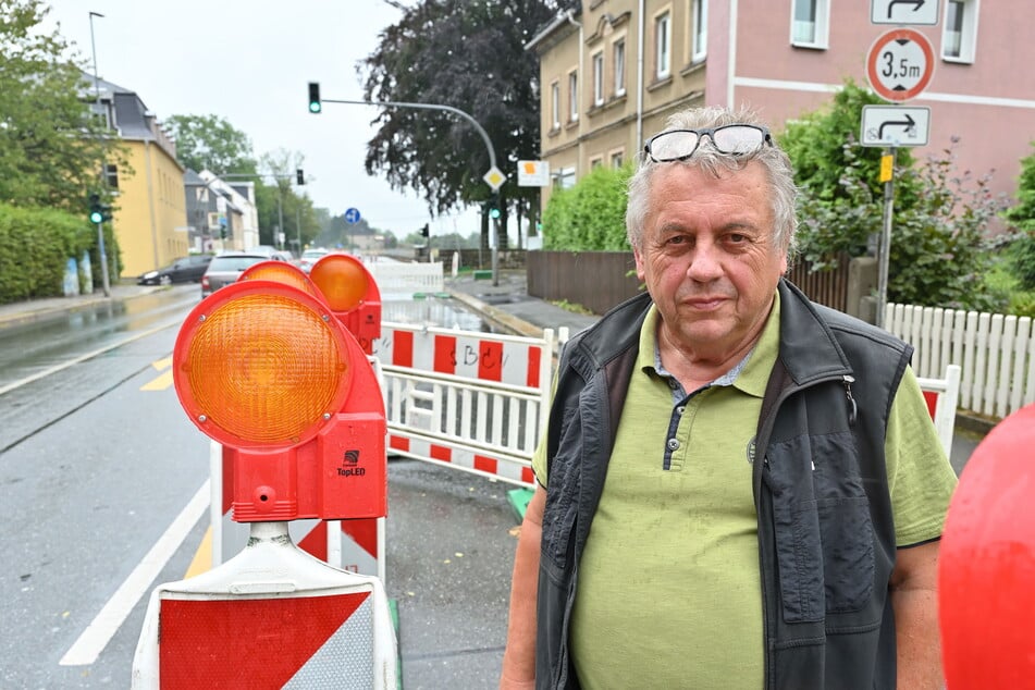 Fahrlehrer Lothar Kein (72) ärgert sich über die sinnlose Baustellenabsperrung in Grüna.