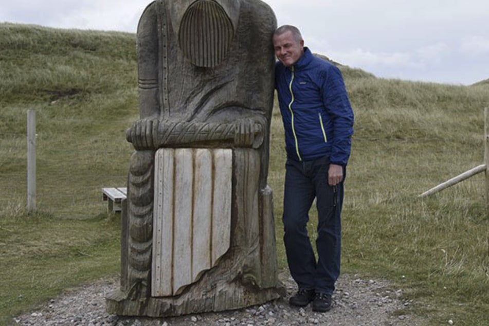 Mike Scott (60) często znajduje na plaży swojej szkockiej ojczyzny wypłukane przedmioty. Niektóre z nich dalej przetwarza i sprzedaje małe dzieła sztuki w internecie.