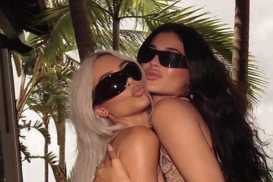 Is Kim Kardashian feeling resentful towards Kylie Jenner (r.)?