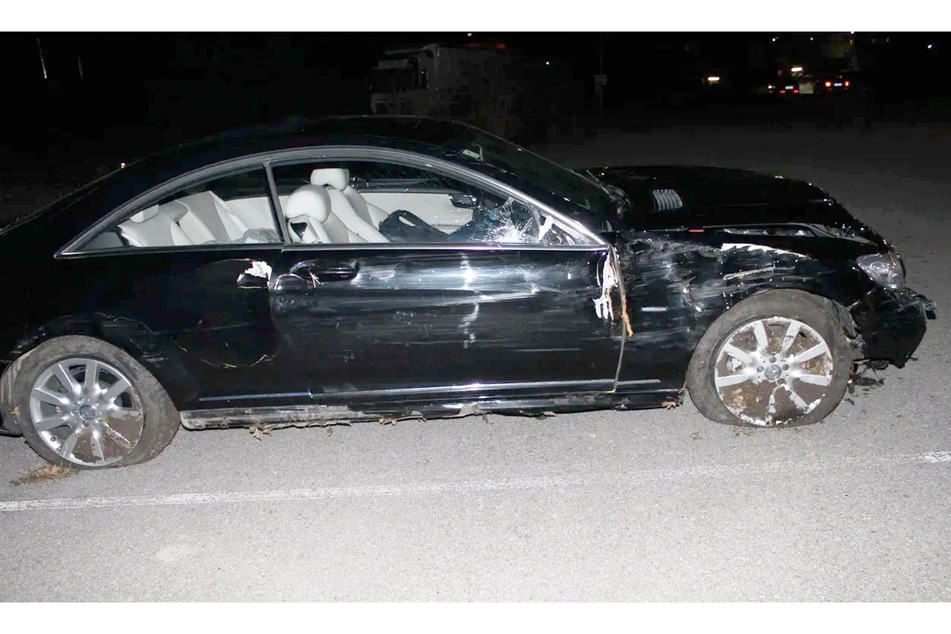 Völlig demoliert wurde der Mercedes im Wald zurückgelassen.
