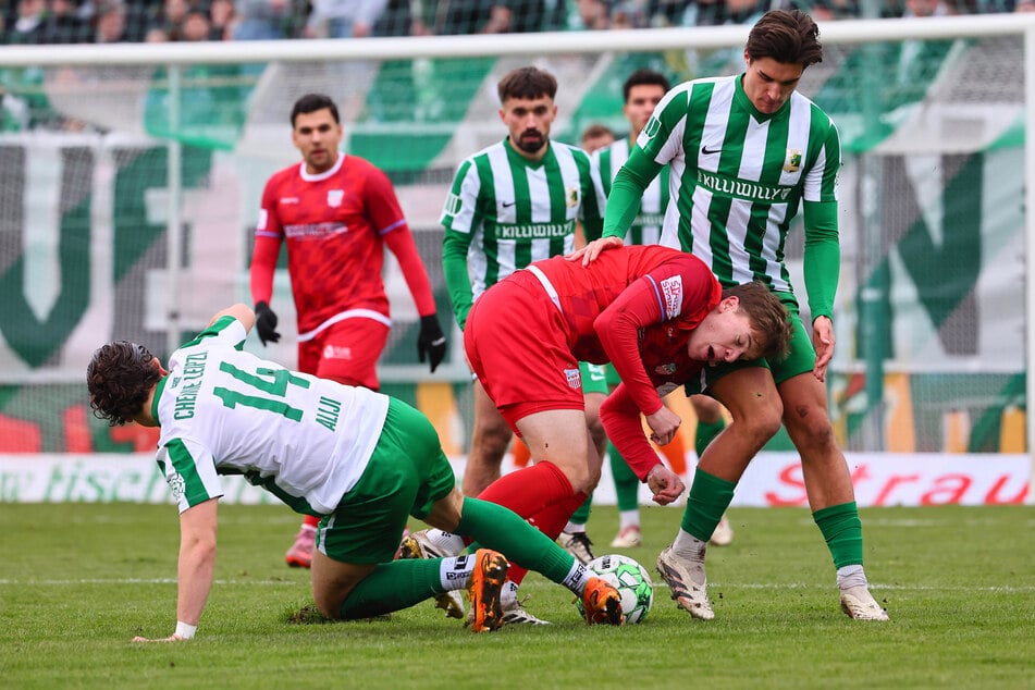 Zwickaus Kilian Senkbeil (M.) wird von Valon Aliji (l.) und Julias Hoffmann (r.) in die Zange genommen.