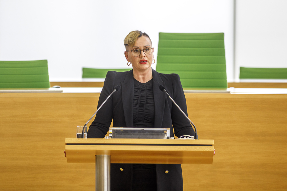 Landtags-Vizepräsidentin Luise Neuhaus-Wartenberg (43, Linke) und ihr Mitarbeiter könnten nun auf dem Schaden sitzenbleiben.