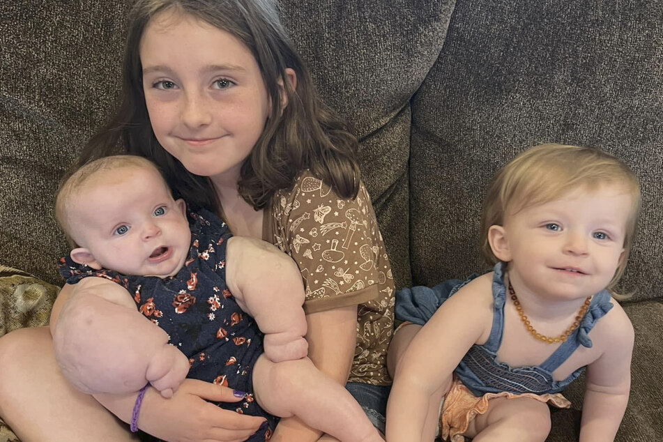 Während ihre beiden älteren Geschwister gesund sind, kämpft das kleine Baby gegen ein Lymphangiom.