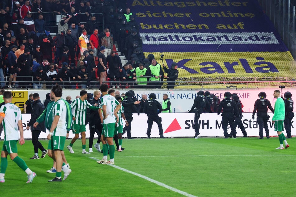 Die Polizei hatte alle Hände voll zu tun, die Fans unter Kontrolle zu bringen.