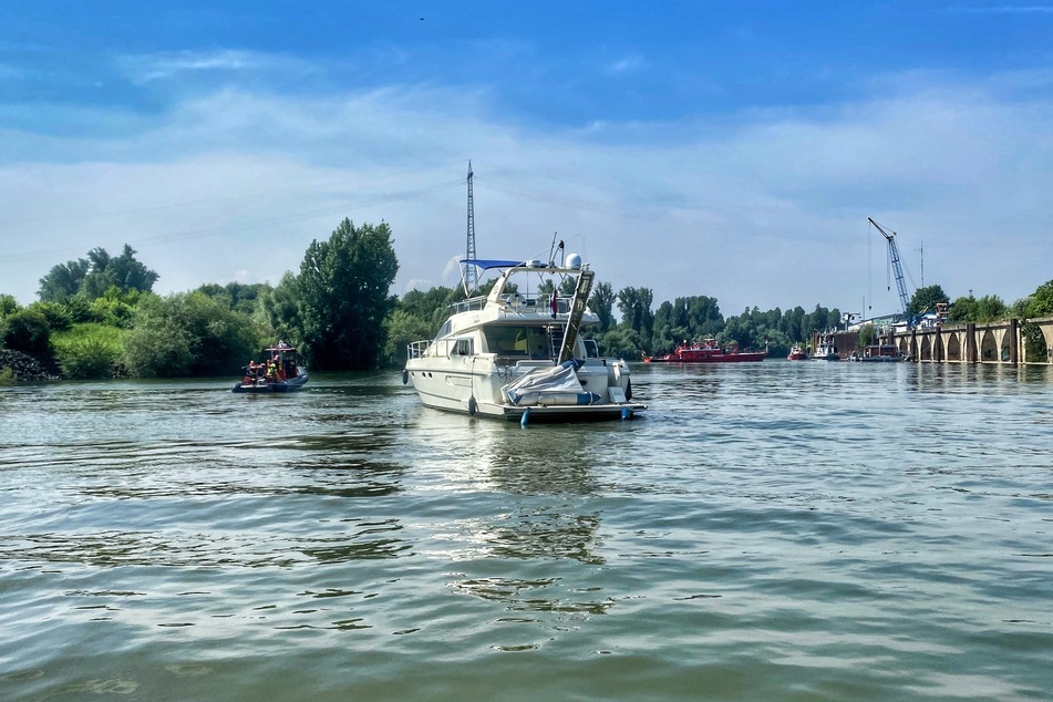Die zwölf Meter lange Motoryacht drohte auf einen Damm aufzulaufen und musste von Rettungskräften abgeschleppt werden.