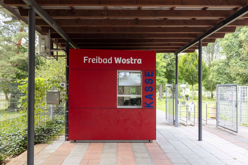 Am Kassenhäuschen werden die Kinder und Jugendlichen mit kostenfreiem Eintritt während der Sommerferien überrascht.