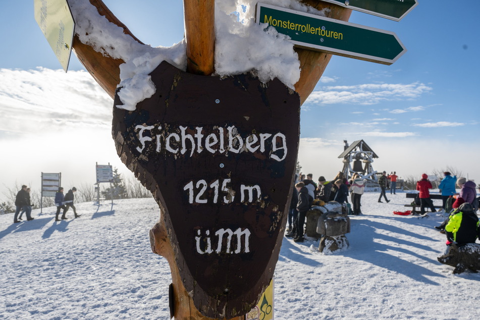 Auf dem 1215 Meter hohen Fichtelberg soll es am Samstag ordentlich stürmen.