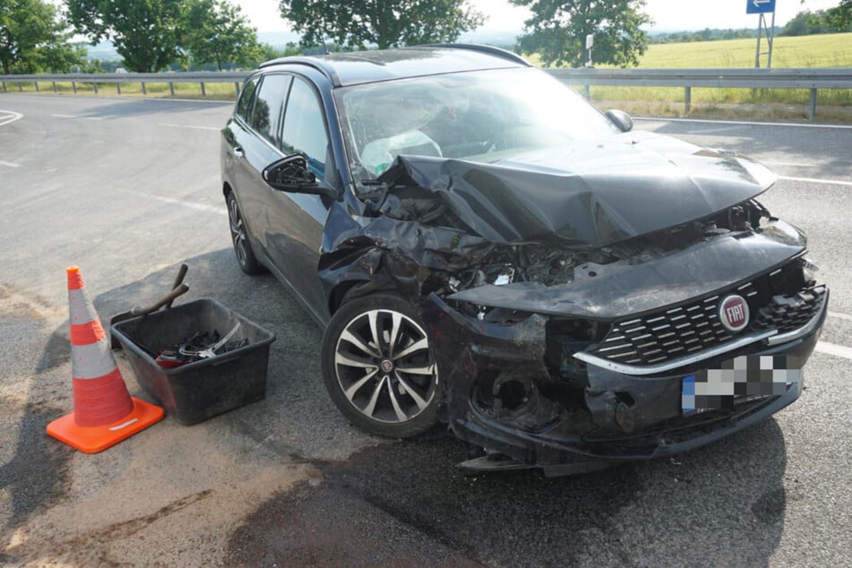 Unfall A4: Fiat und Lkw kollidieren an der A4: Drei Verletzte und immenser Sachschaden