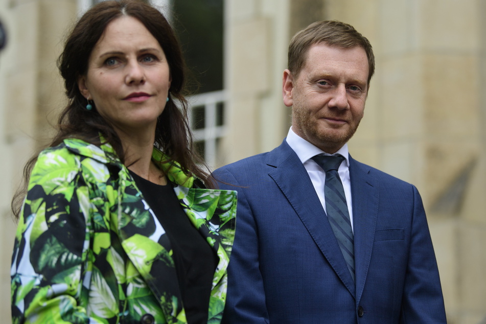 Die Reise von MP Michael Kretschmer (47, CDU) und Ehefrau Annett Hofmann (45) verzögerte sich.