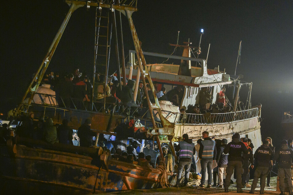Die Polizei kontrolliert am 11. März ein Fischerboot mit etwa 500 Migranten, das am frühen Morgen in den süditalienischen Hafen von Crotone einläuft.
