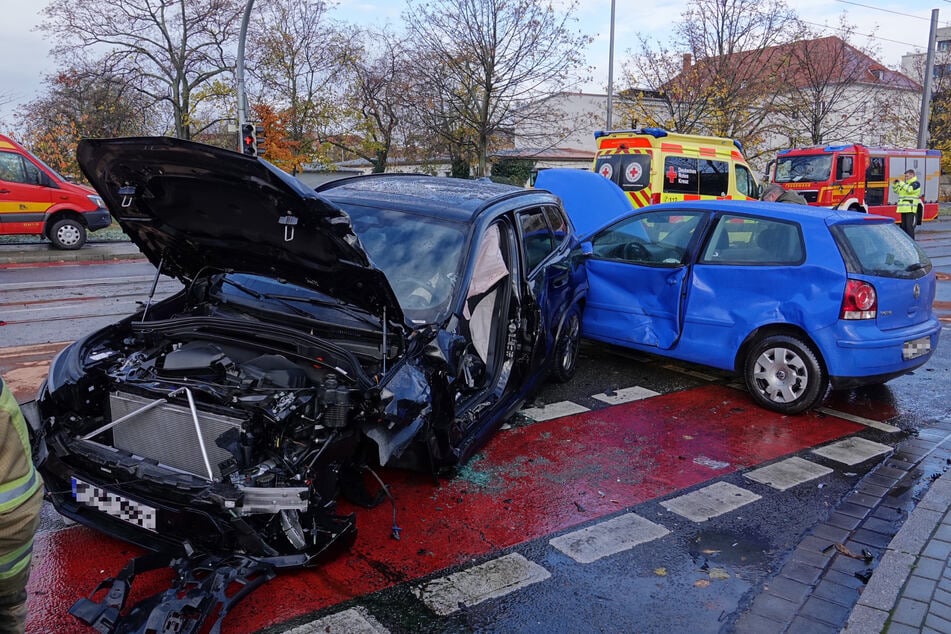 Die Feuerwehr musste die Fahrertür des schwarzen BMWs entfernen, um den Fahrer aus dem Wrack zu befreien.