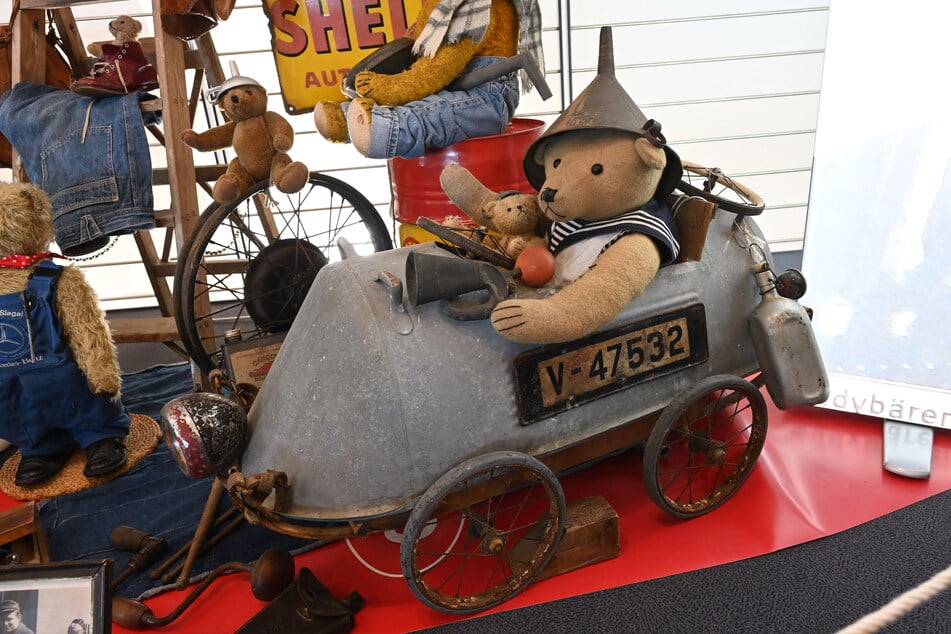 Teddyalarm auf der Autobahn: Für die rasenden Kuschelbären wurde eine alte Zinkbadewanne zum Rennwagen umfunktioniert.