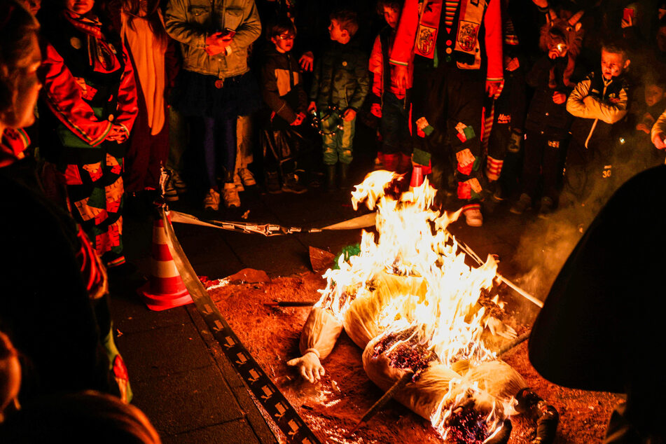 Die Verbrennung des Nubbel gehört zur kölschen Karnevals-Tradition. Die Strohpuppe gilt als Sündenbock für die Vergehen der Menschen während der jecken Zeit.