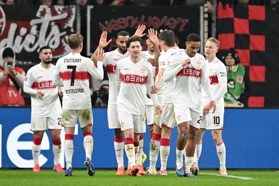 Der VfB Stuttgart behält im Topspiel die Oberhand und jubelt über vier Auswärtstreffer.