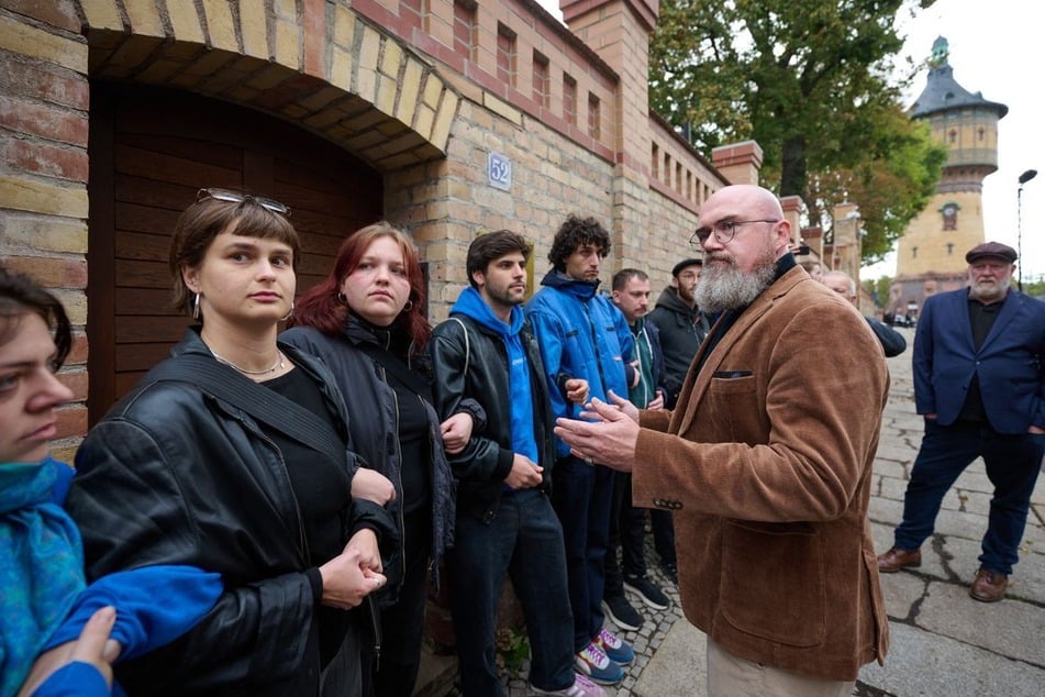 Hans-Thomas Tillschneider (48, AfD) hat den Ort nach mehreren Diskussionen dann verlassen, ohne in die Synagoge zu gehen.