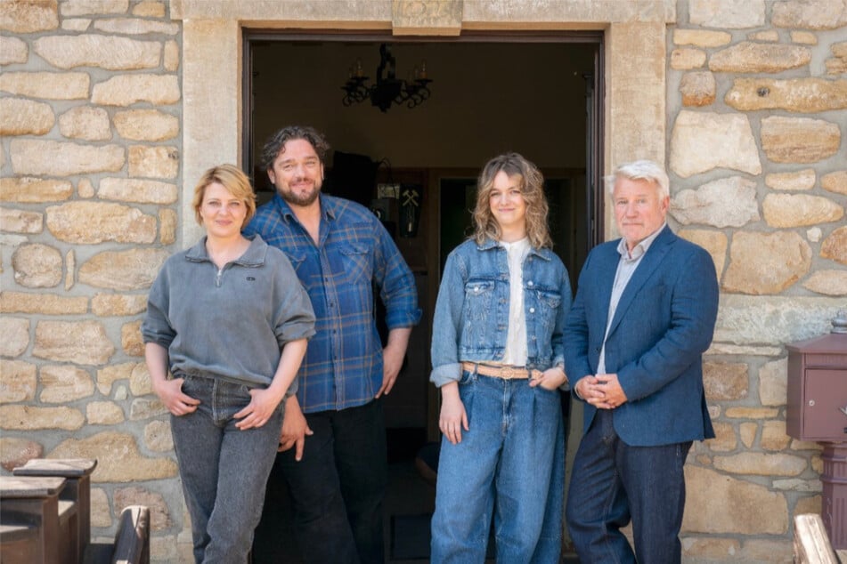 Jördis Triebel (Rolle: Ina Sedlitz, v.l.n.r.), Ronald Zehrfeld (Rolle: Tom Nehls), Lucy Gartner (Rolle: Mara + Denise) und Jörg Schüttauf (Rolle: Walter Sedlitz) standen für "Neues Land" vor der Kamera.