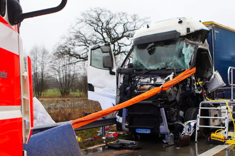 Das Führerhaus des Lastwagens wurde bei dem Unfall komplett zerstört.