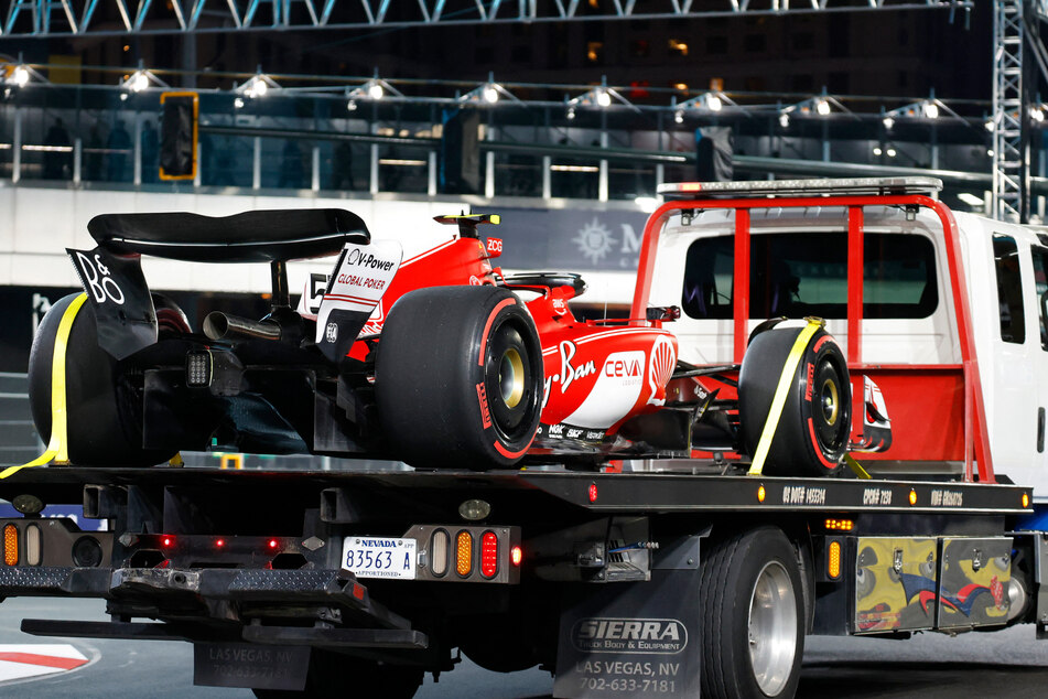 Der Ferrari von Carlos Sainz (29) war nach dem Überfahren des Lochs unfahrbar.