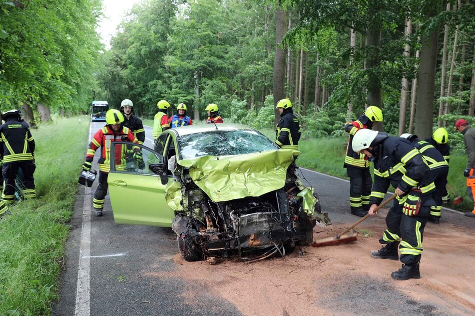 Am Donnerstagvormittag ist ein 38-Jähriger mit seinem Ford Fiesta in der Nähe von Bad Doberan gegen einen Baum gekracht.
