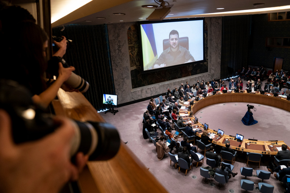 Wolodymyr Selenskyj spricht per Videoübertragung während einer Sitzung des UN-Sicherheitsrats im Hauptquartier der Vereinten Nationen.