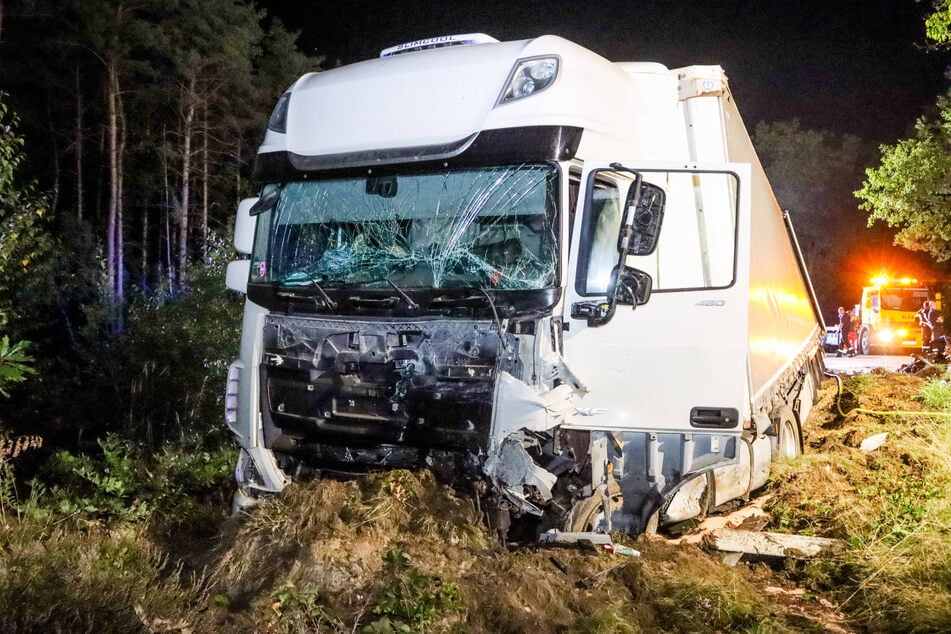 Der Lkw-Fahrer verletzte sich leicht.