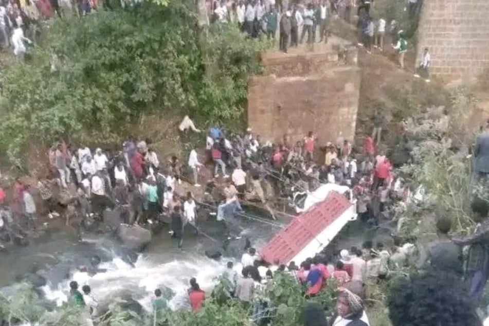 Ein mit Passagieren beladener Lastwagen stürzte beim Überqueren einer Brücke in den Galana-Fluss.