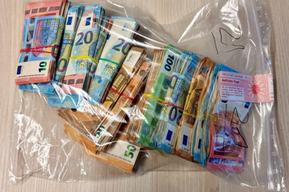 Auch Bargeld in Höhe von mehreren tausend Euro fand die Polizei.