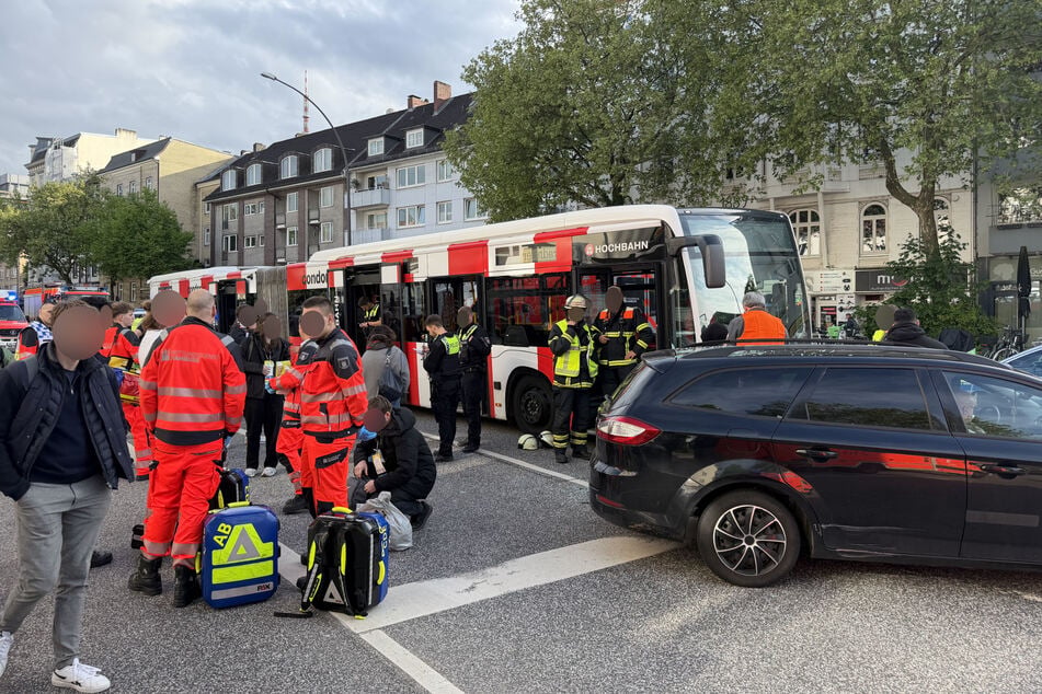 Am Mittwochabend kollidierte in Hamburg ein Ford und ein Linienbus.