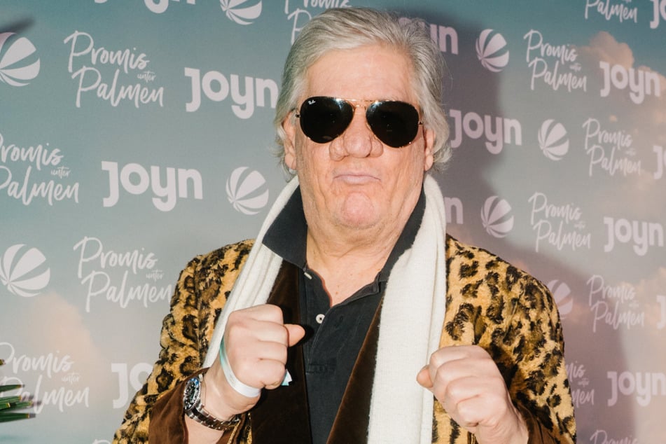 Claude-Oliver Rudolph (69) ballt die Fäuste auf der "Promis unter Palmen"-Premiere.