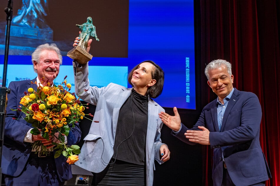 Der ehemalige luxemburgische Außenminister Jean Asselborn und Friedenspreis-Geschäftsführer Peter Ufer (62, r.) übergaben der Frauenrechtlerin die Bronze-Preis-Skulptur feierlich auf der Bühne der Semperoper.