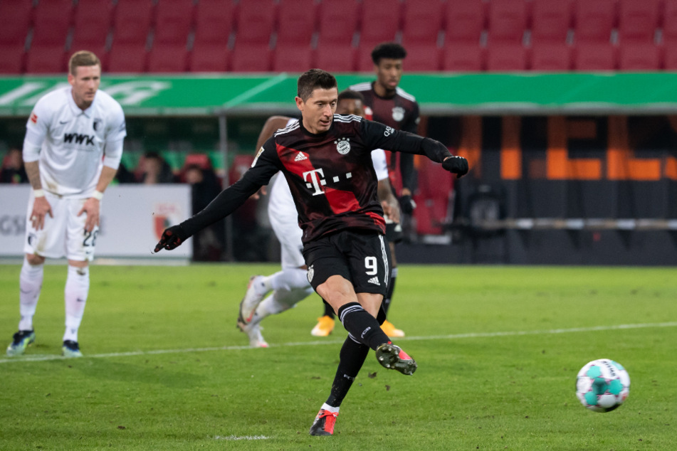 Robert Lewandowski verwandelt abgeklärt vom Punkt zur 1:0-Führung für die Bayern.