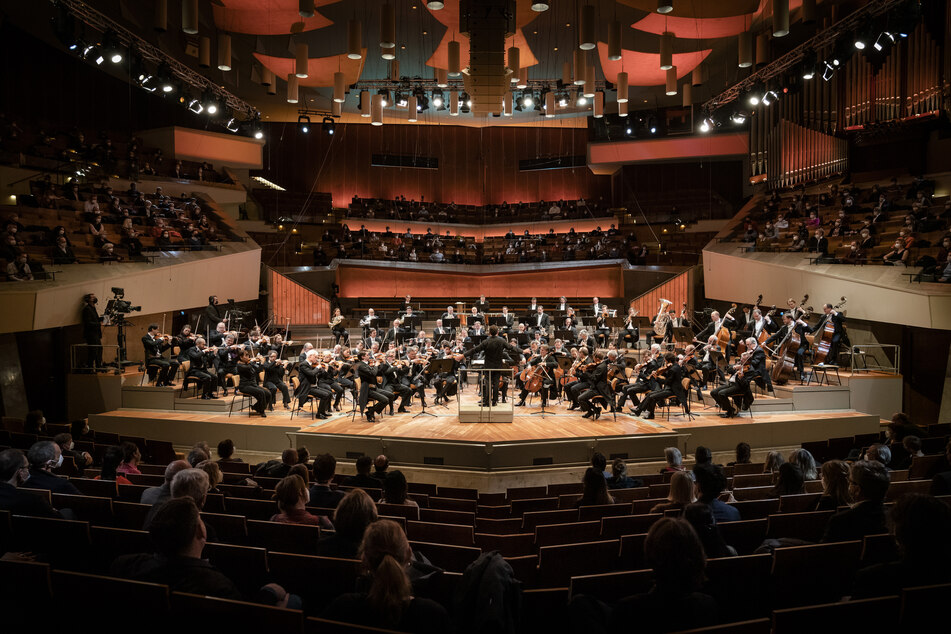 Musiker spielen auf der Bühne ein Konzert. Die Berliner Philharmoniker haben erstmals seit Monaten wieder vor einem größeren Publikum gespielt.