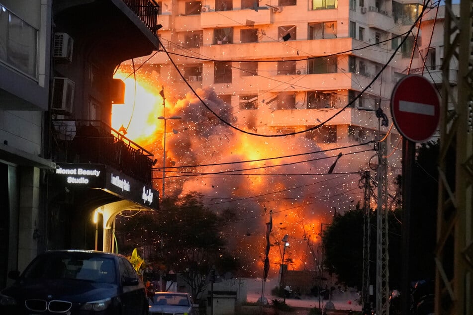 Beirut: Nach einem israelischen Angriff im Zentrum von Beirut, Libanon, ist vor einem Gebäude eine Explosion zu sehen.