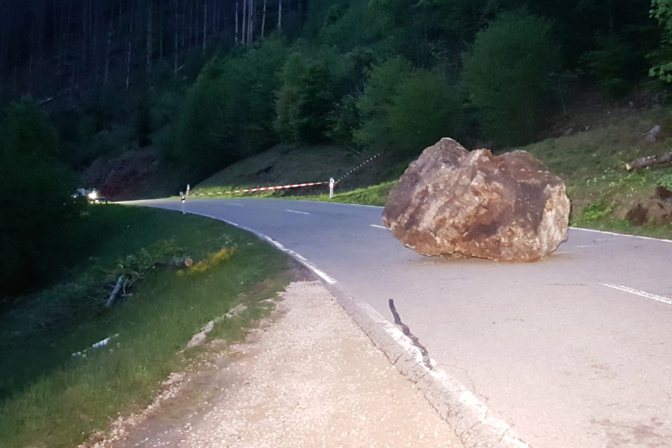 Der große Felsbrocken stürzte auf die L149 herunter.