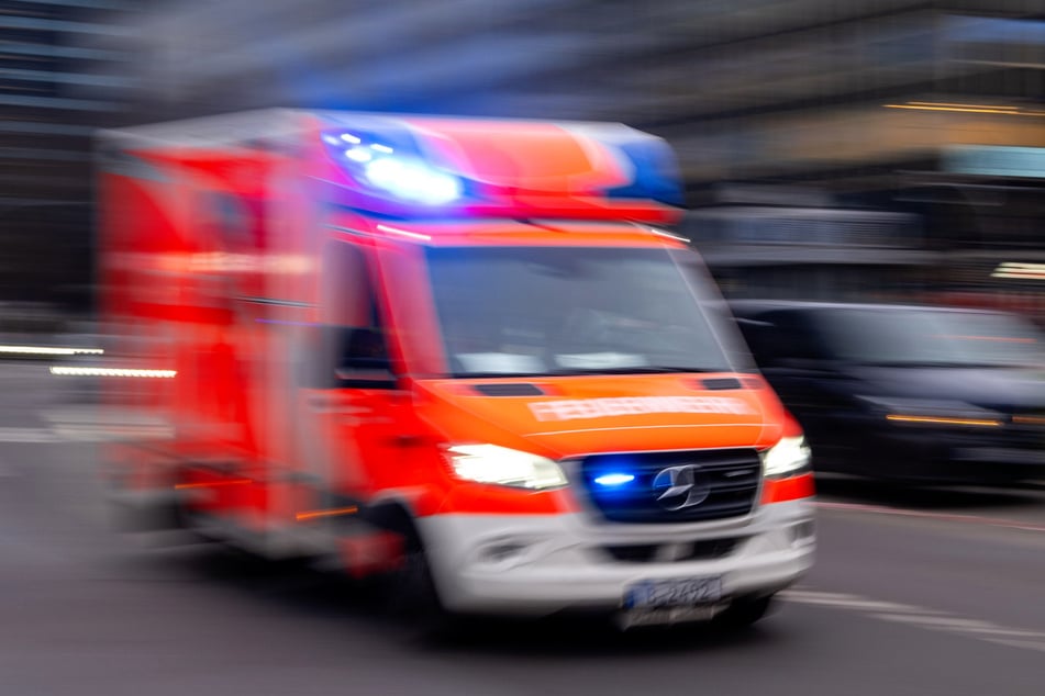 Eine Motorradfahrerin (58) musste am Freitagnachmittag mit schwersten Verletzungen in ein Krankenhaus gebracht werden. (Symbolbild)