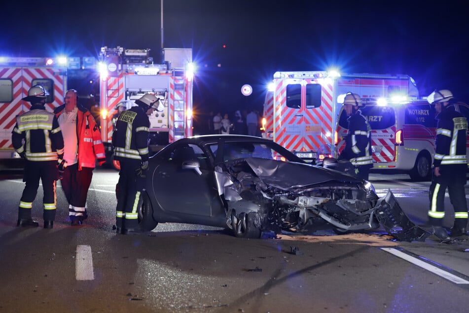 Mit involviert in den Auffahrunfall war unter anderem dieser Mercedes SLK, der infolgedessen einen Totalschaden erlitt.