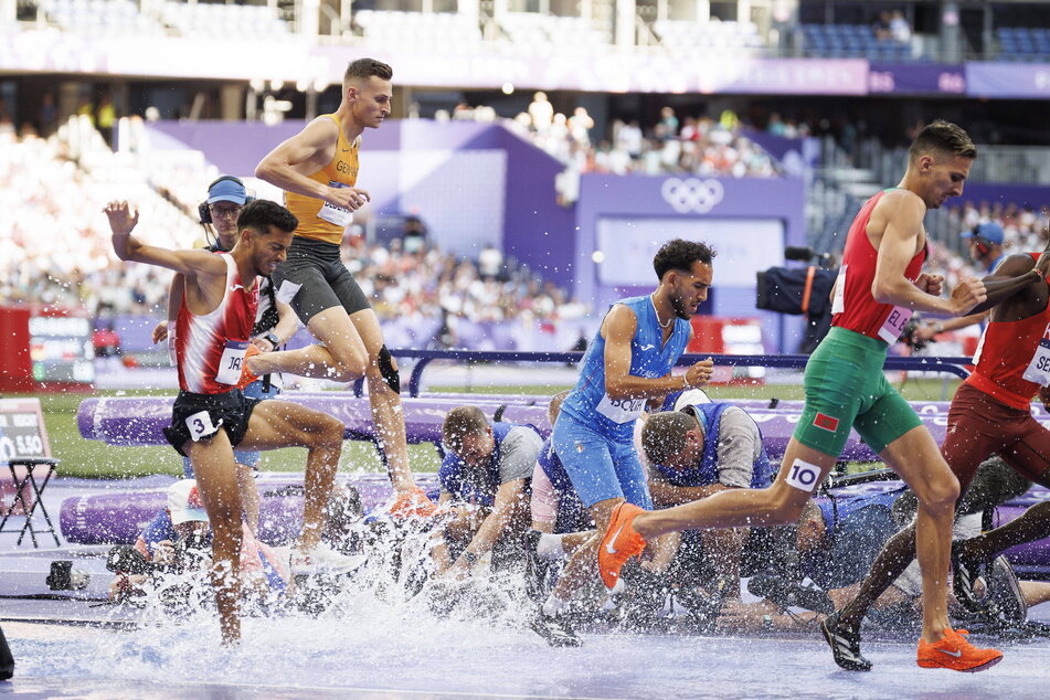 Karl Bebendorf (28, l.h.) lief bis 2000 Meter hinter Olympiasieger und Weltmeister Soufiane El Bakkali (28, r.), als der anzog, konnte der Dresdner nicht mehr mithalten.