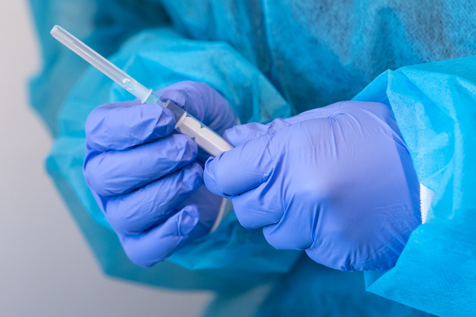 Laut einer Umfrage im Auftrag des Tüv-Verbands würden es rund 84 Prozent der Befragten gut oder sehr gut finden, wenn Unternehmen und andere Arbeitgeber ihren Beschäftigten eine Corona-Impfung anbieten würden. Allerdings geht aus der Umfrage auch hervor, dass sich nur 17 Prozent beim Betriebsarzt ihres Arbeitgebers impfen lassen würden.