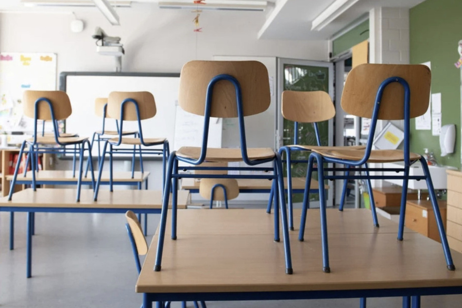 Eltern zeigen Lehrer an: Ermittlungen an Regelschule wegen Handyverbot