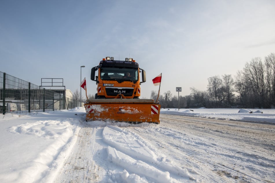 Volle Räumbreite: Ein ASR-Winterdienstfahrzeug kämpft sich durch den Schnee.