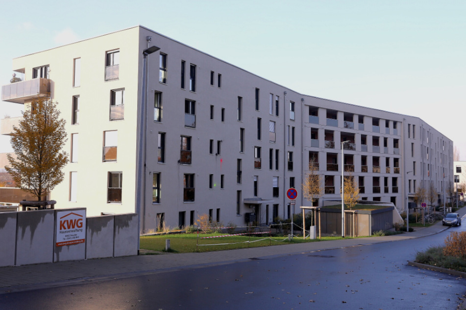 An der Hechtstraße wurden mehrere Fassaden mit Farbe beschmutzt.