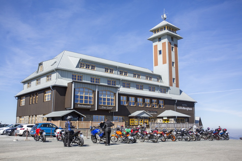 So könnte es am Wochenende auf dem Fichtelberg aussehen: über 20 Grad, Sonne und zahlreiche Biker und Fahrradfahrer.