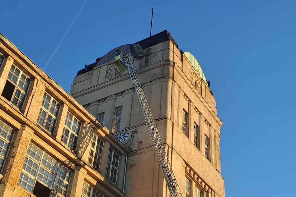 Die Feuerwehr rückte an, um das Blech kontrolliert abzuschneiden, kam aber nicht nahe genug ran.