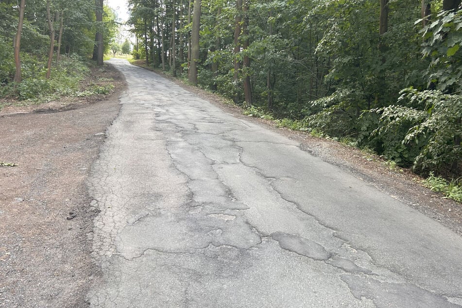 Der Asphalt auf der Poststraße bedarf einer Generalüberholung.