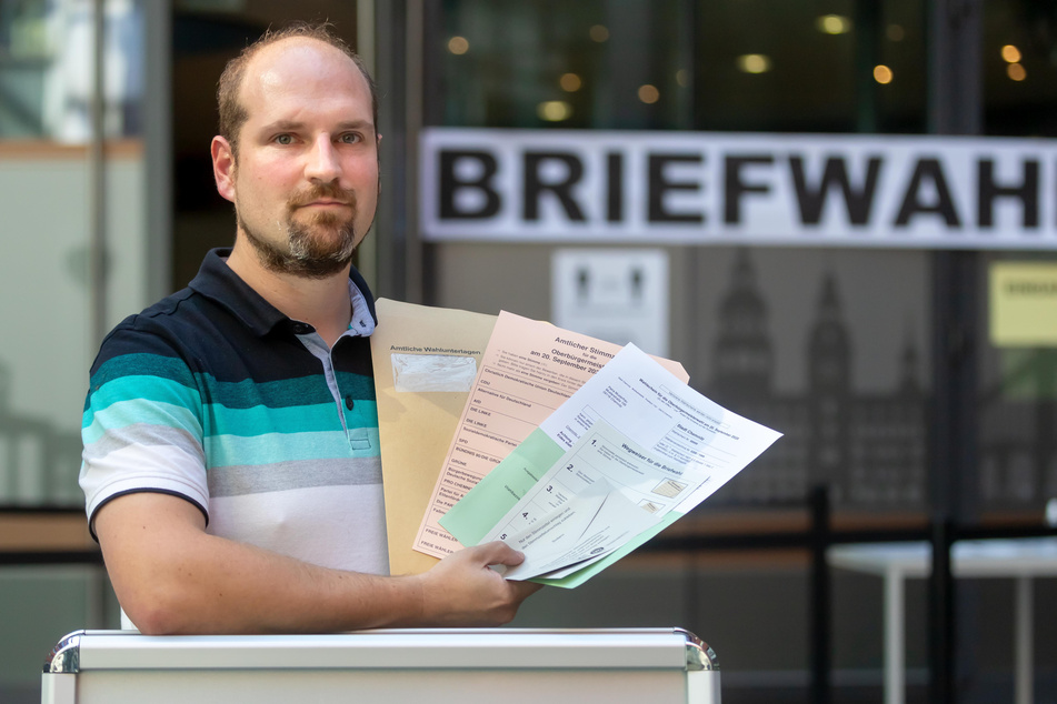 Briefwahlchef Dr. Matthias Schieck (38) mit den Wahlunterlagen. Viele Chemnitzer folgen den Empfehlungen der Stadt und setzen ihr Kreuz zu Hause.