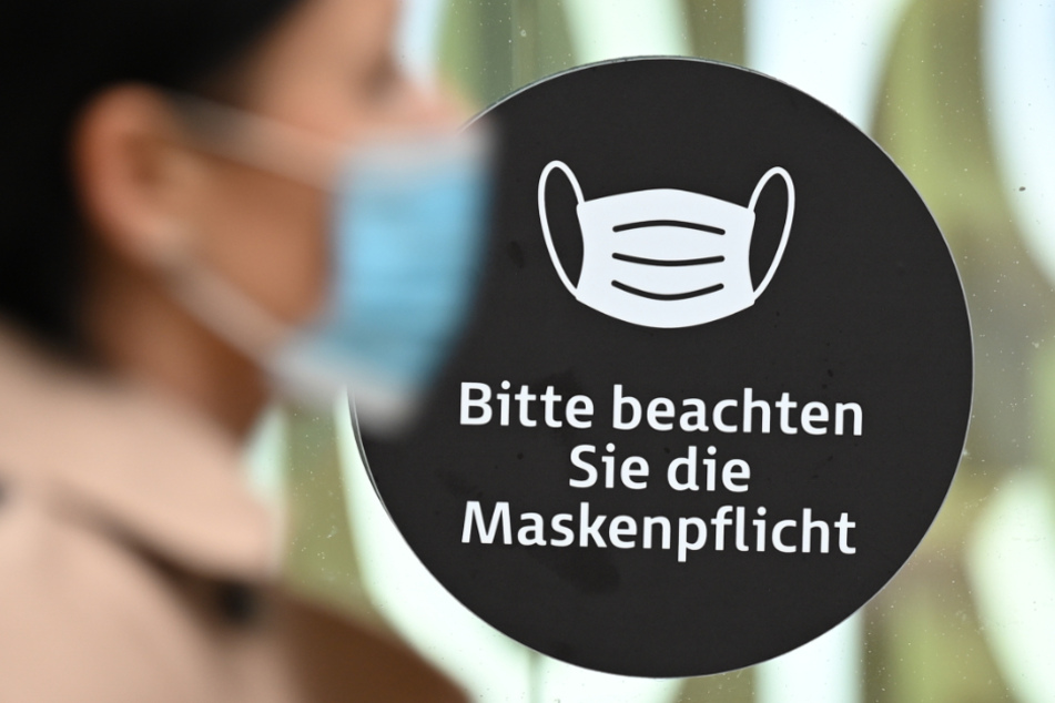 Ab Montag sollen in Baden-Württemberg eine weitere Verschärfung der Maskenpflicht in der Öffentlichkeit sowie zusätzliche Kontaktbeschränkungen gelten.