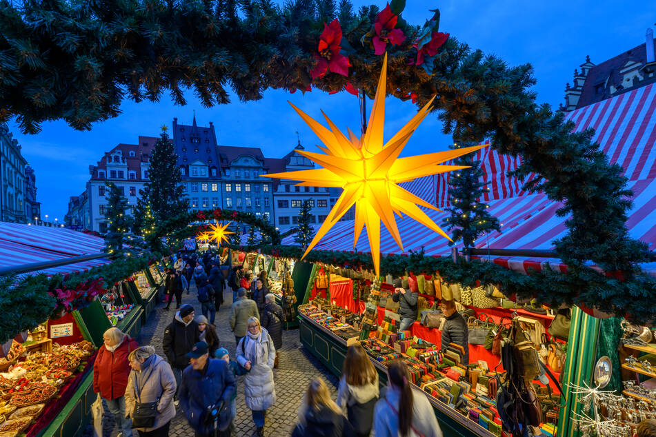 Die Besucherinnen und Besucher tummelten sich am Eröffnungsabend zwischen den Hunderten Ständen.