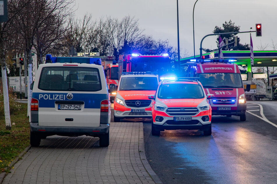 Polizei und Feuerwehr waren mit starken Kräften am Unfallort im Einsatz.