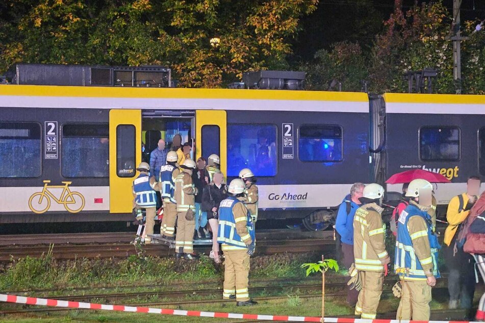 170 Passagiere aus Zug evakuiert: Oberleitungsschaden legt Bahnstrecke lahm